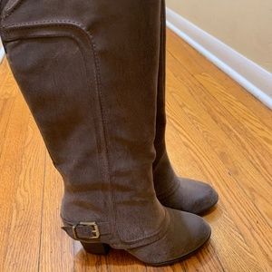 Knee high heeled boot